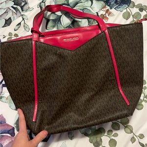 Michael khors purse. Very lightly used. Great condition.